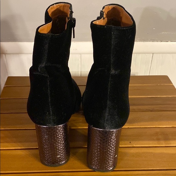 Shoe Republic LA Chic Black Ankle Boots - Picture 3 of 6